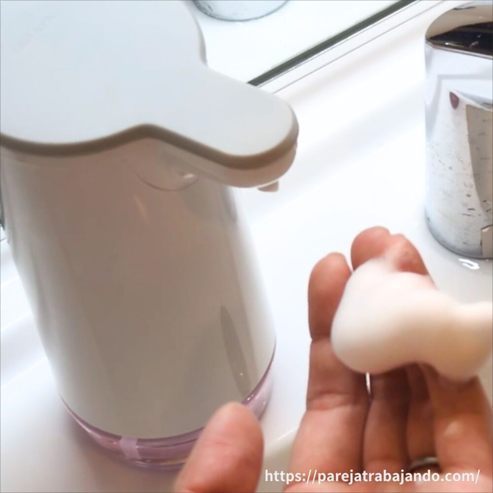 サラヤ:泡自動で出てくるハンドソープディスペンサー・使用イメージ2